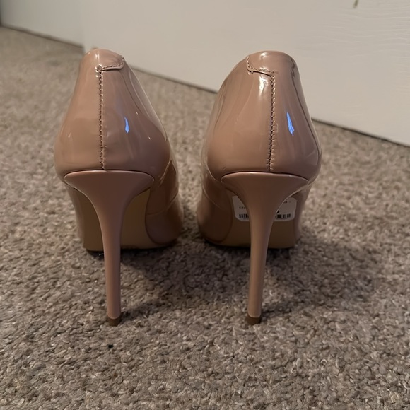 Steve Madden nude pointed toe heels. Size 7.5 - Picture 4 of 5